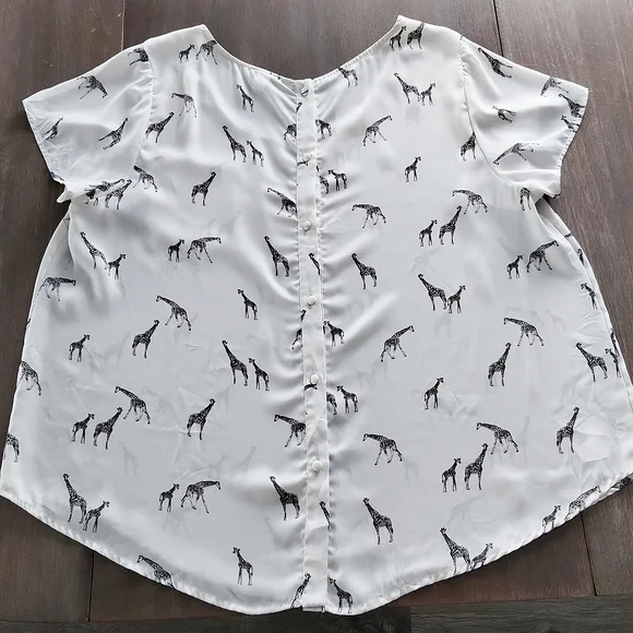 Torrid Ivory Giraffe Print Crepe Button Back Top - Picture 4 of 8